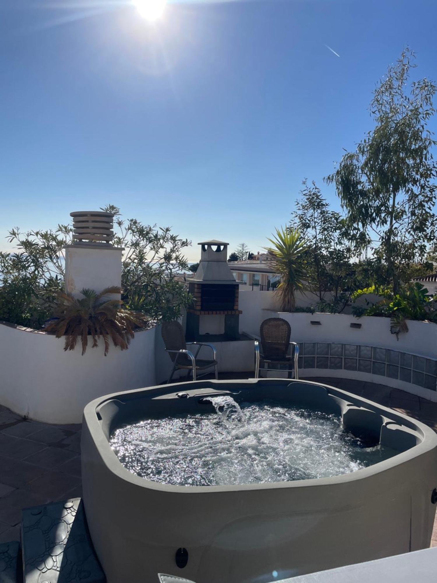 Апартаменты Penthouse With Private Roof Terrace And Jacuzzi Фуэнхирола Экстерьер фото
