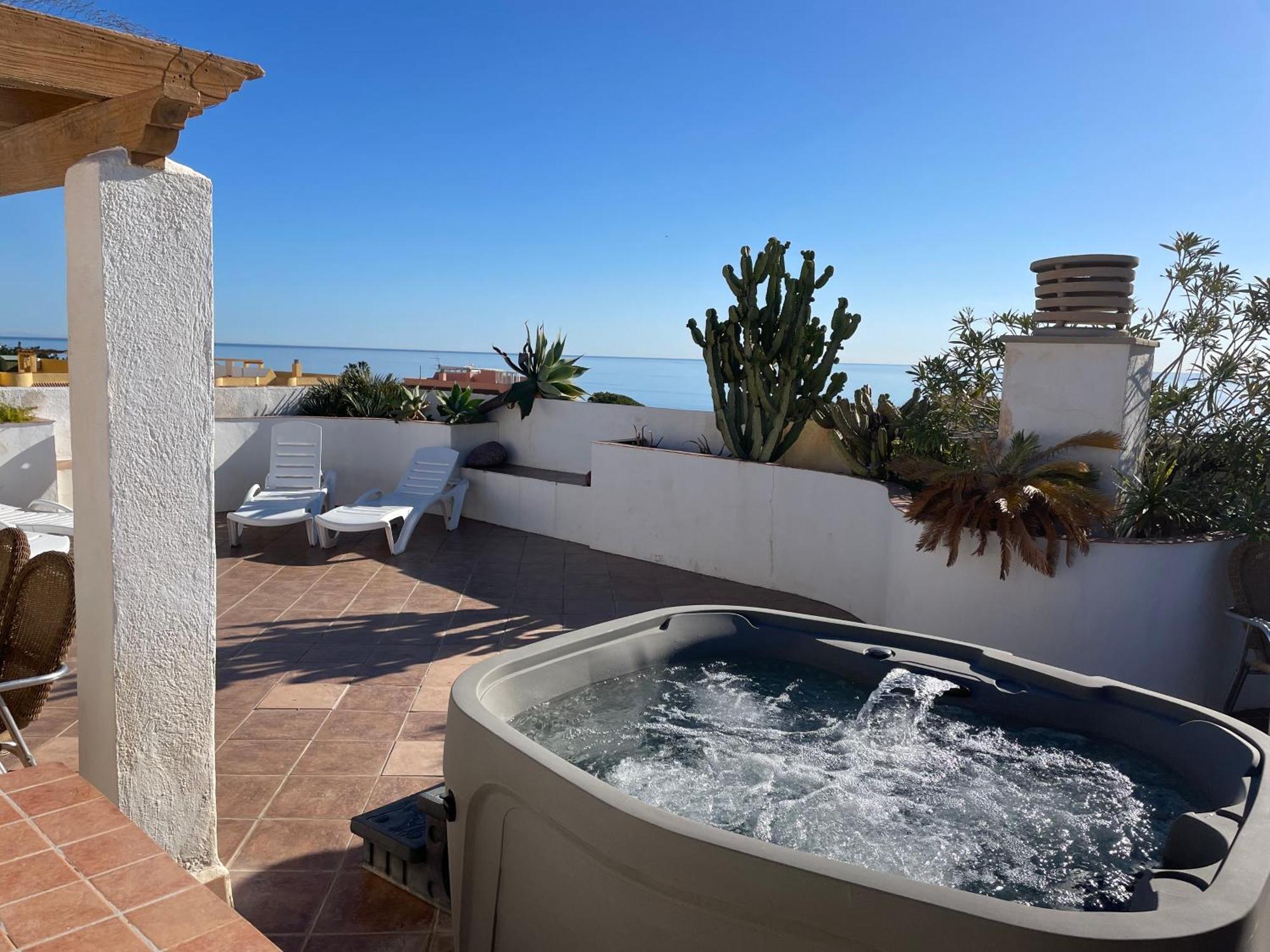 Апартаменты Penthouse With Private Roof Terrace And Jacuzzi Фуэнхирола Экстерьер фото